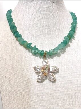 🌹HP🌹 Green Natural Stone Necklace w Pearl Flower Pendant Choker NEW